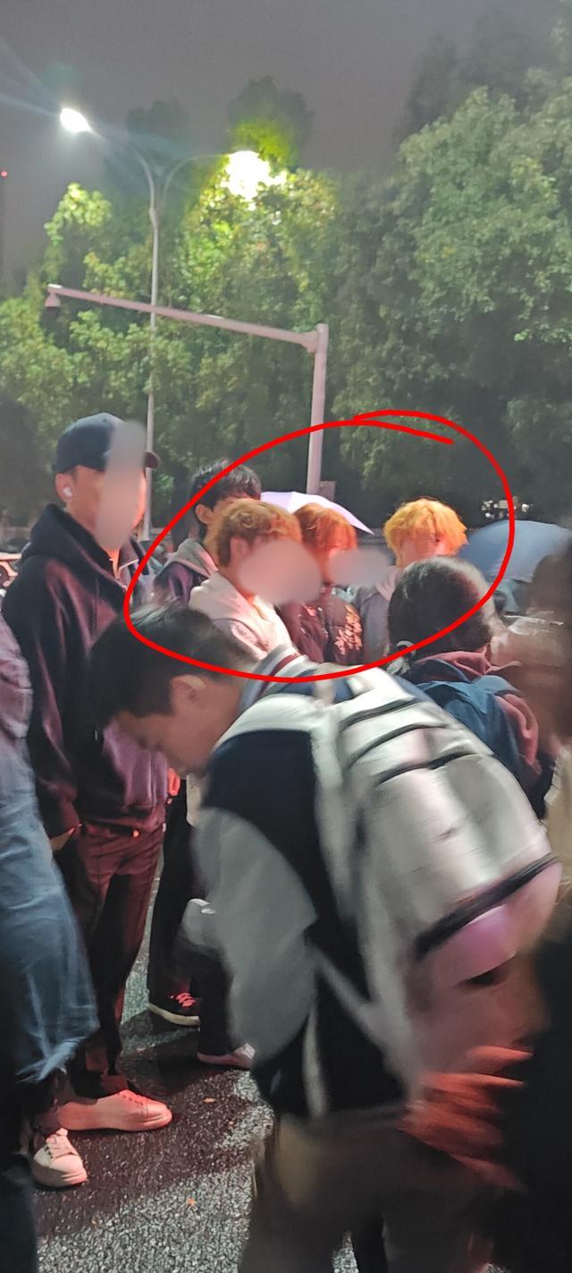 苏州一公办初中门口现