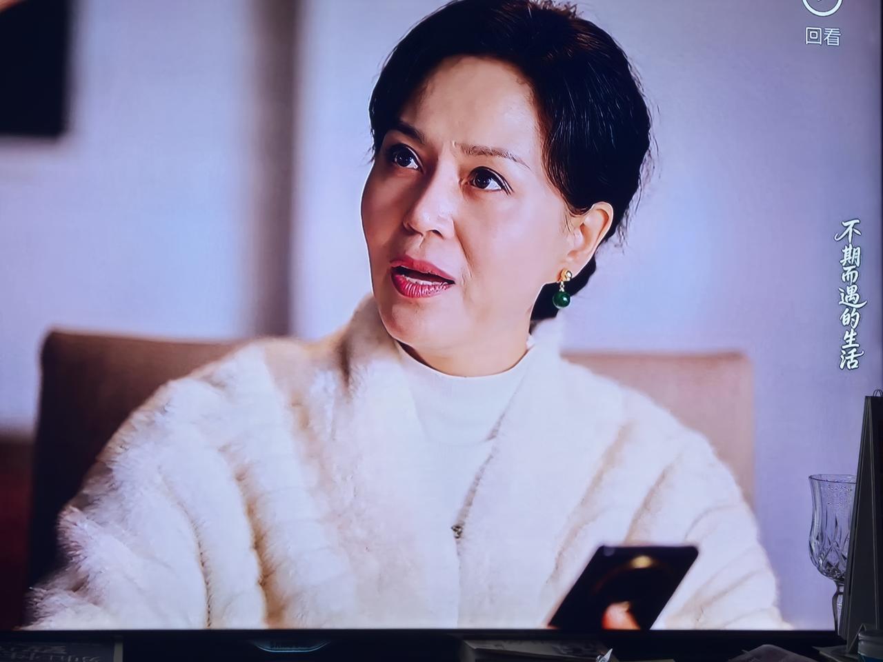 电视剧《不期而遇的生活》中，饰演程心丈母娘的演员于莉红，酷似《情深深雨濛濛》里“