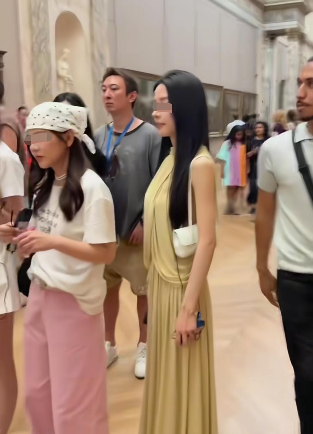 法国巴黎，网友在卢浮宫偶遇王思聪，身边依旧美女环绕，就是不知道哪一位才是他的正