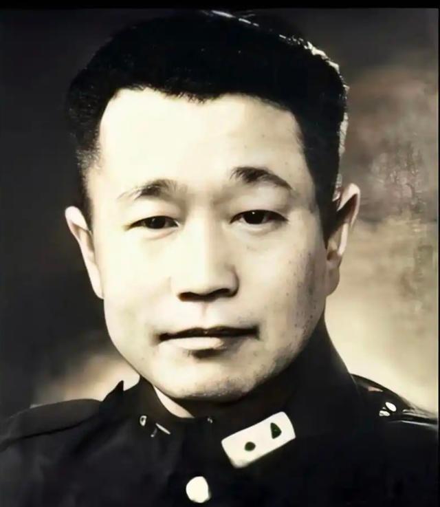 刷到个冷知识，差点给我干懵了。杜聿明，国军悍将，大名鼎鼎吧？他亲弟弟，杜聿德，干