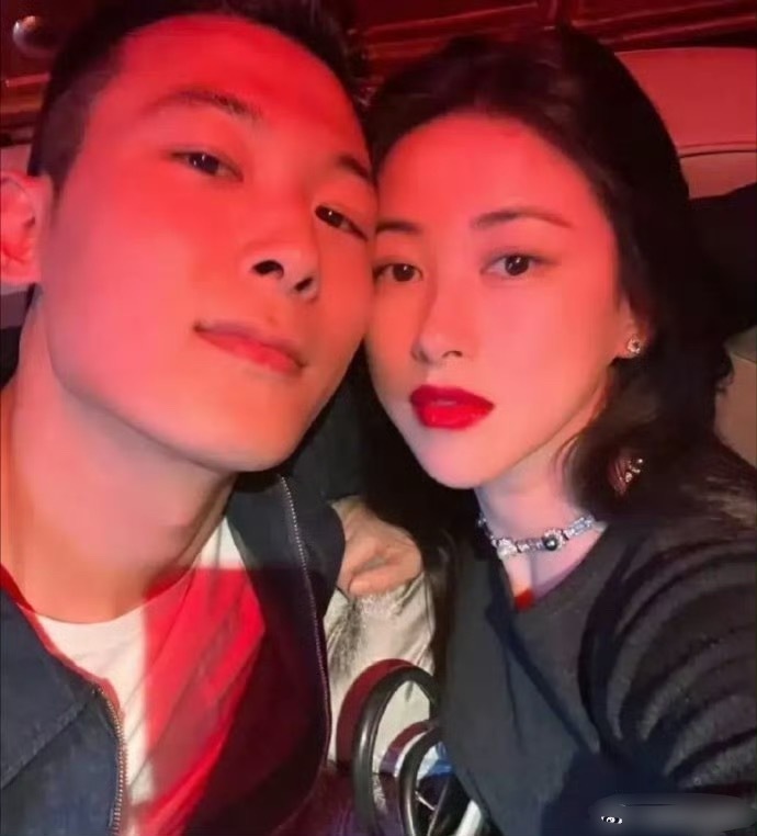 朱珠的老公晒出朱珠的化妆台小小的一个柜子，虽然柜子装满了，可跟其他女明星比，这