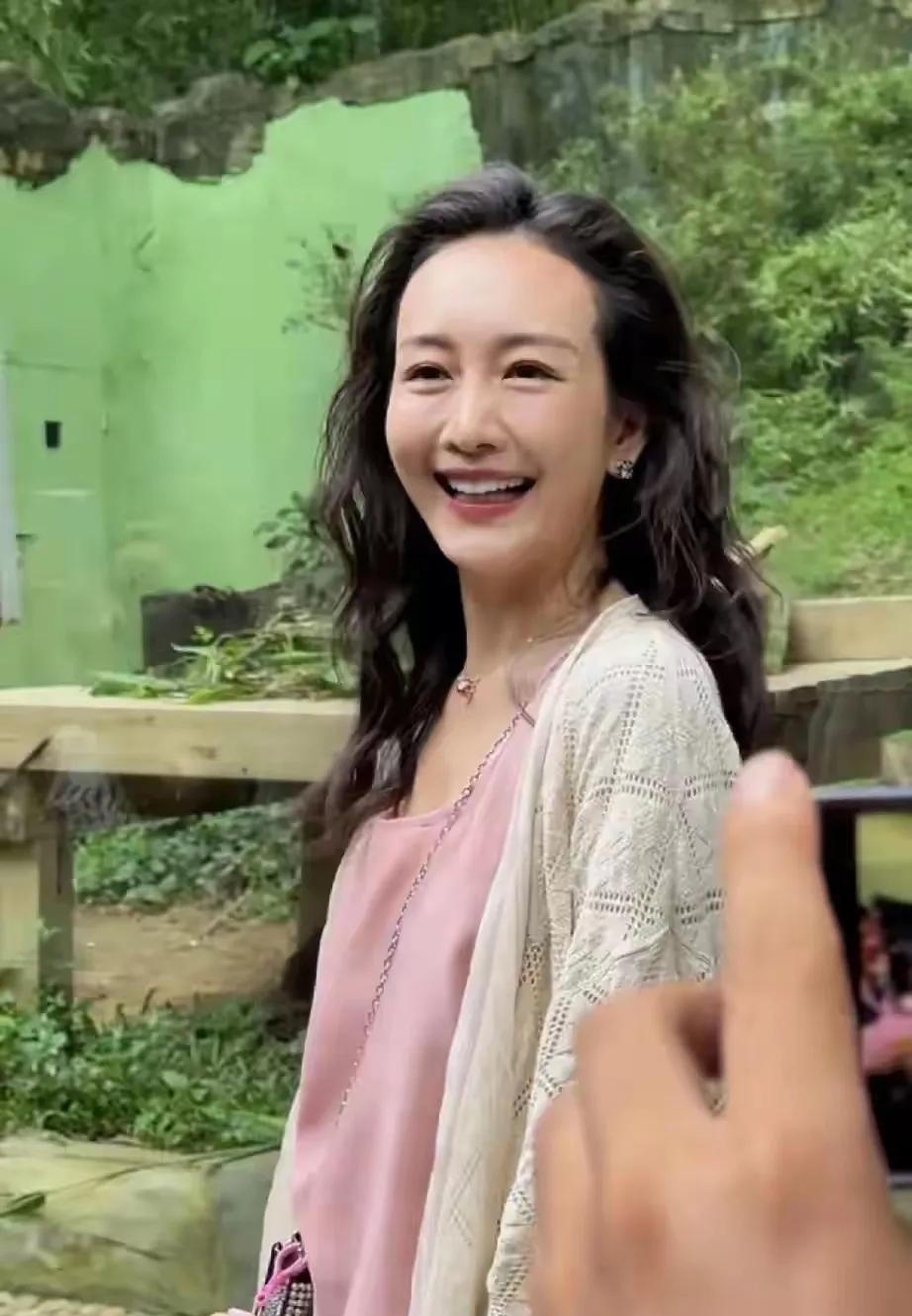 据传她最近生了个孩子……如果是真的，这就比较好解释了……怀孕生孩子太伤元气了