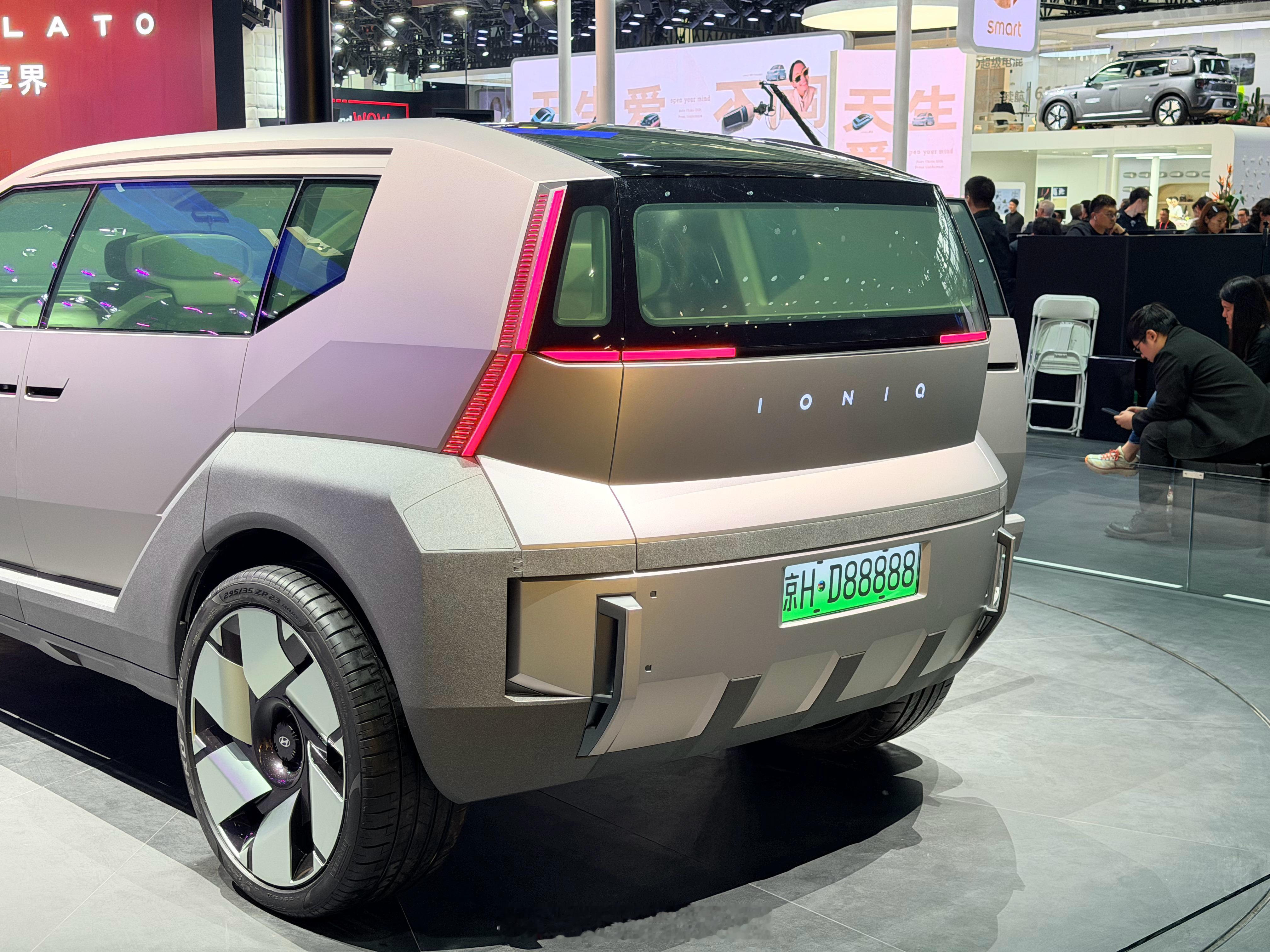 为了让观众更好地感受到设计的效果，这辆概念车上挂的新能源绿牌，其实是个显示屏……