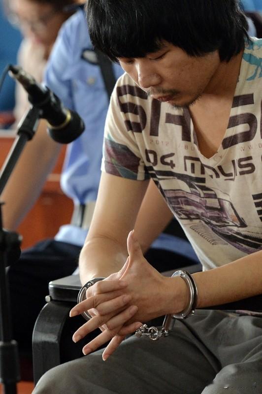 17岁本是无忧无虑的年纪，吴小某却遭遇了噩梦。她和母亲、继父张某一起生活，亲眼见