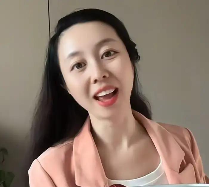 田静终于不忍了！一句“我妹妹根本不认识字母”，直接把这场闹剧撕开了一个大口子。