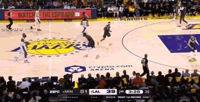 #nba#兰德尔都懵逼了，这球没走步吗。面对詹姆斯的冲击，这球兰德尔真的用力