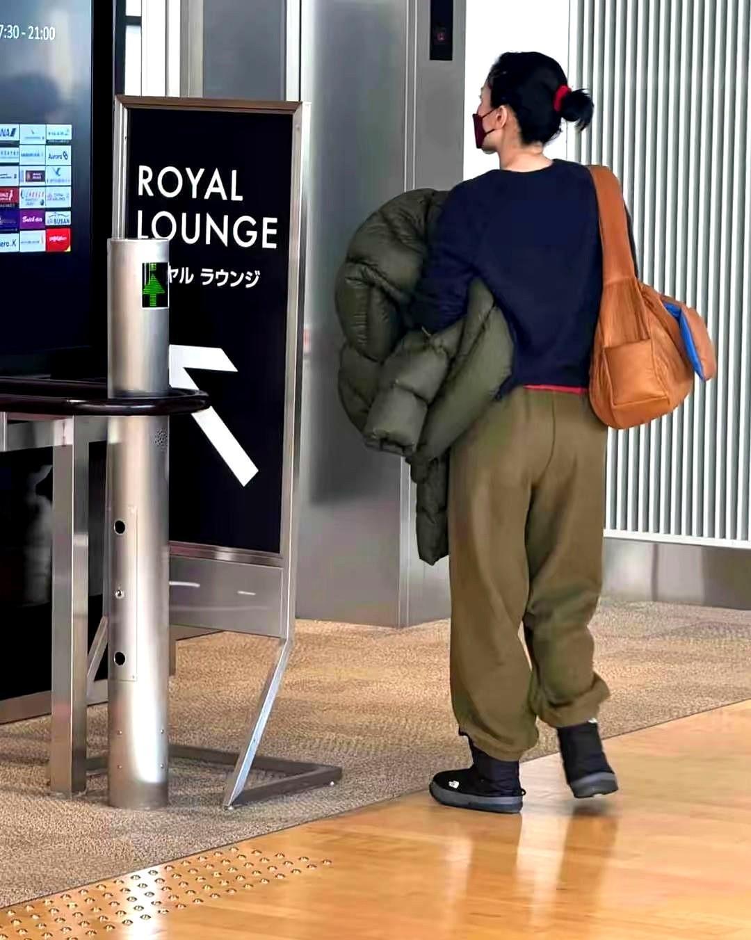 看看这个背影，一眼就能看出是天后王菲。王菲的气质非常独特魅力，她的光芒挡都挡不