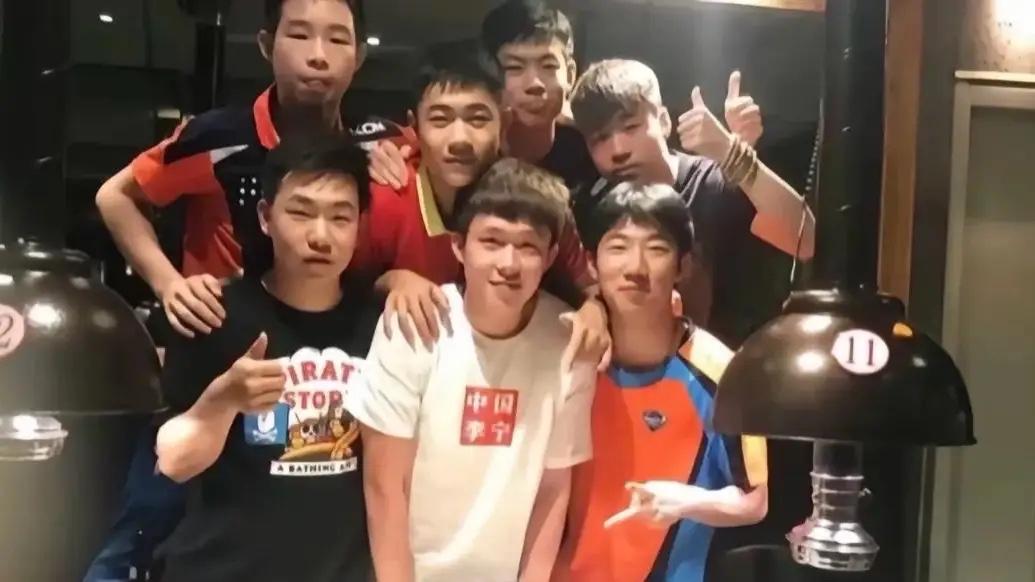 两张合照放一起！来对号入座，看看王楚钦身边的发小同样一群小伙子，年少在训练馆扎
