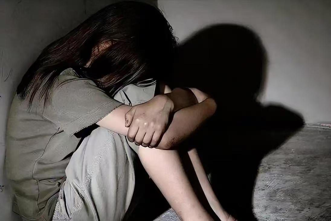 甘肃酒泉，80后女子孙某因不肯忍受丈夫的长期家暴及洁癖，产生杀掉他的念头，趁着丈