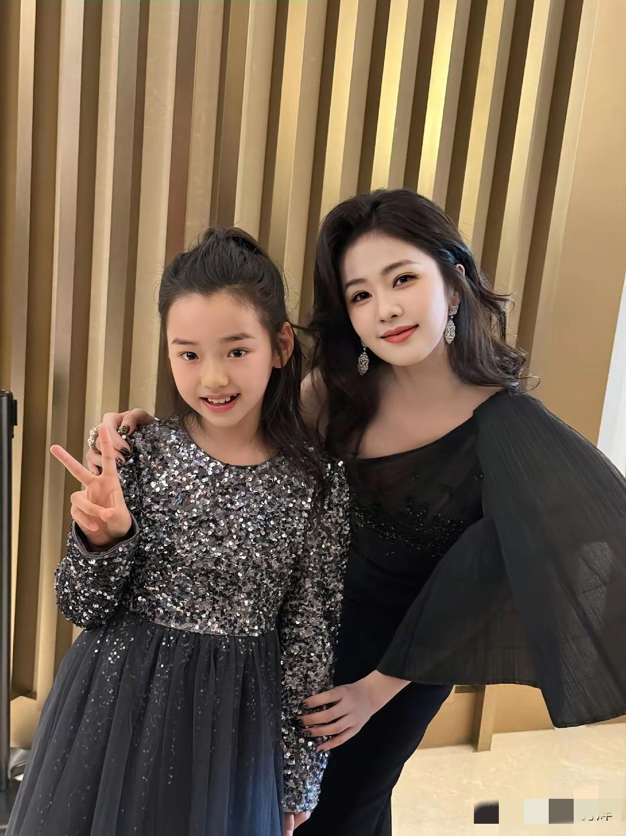 爱奇艺尖叫之夜最大的赢家应该是董璇的女儿小酒窝，简直是团宠呀，太招人喜欢了。无论