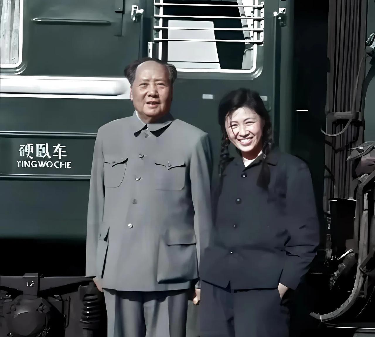 这是1965年，毛主席视察南方途中，专列停驶时，72岁的毛主席下车散步时，与机要