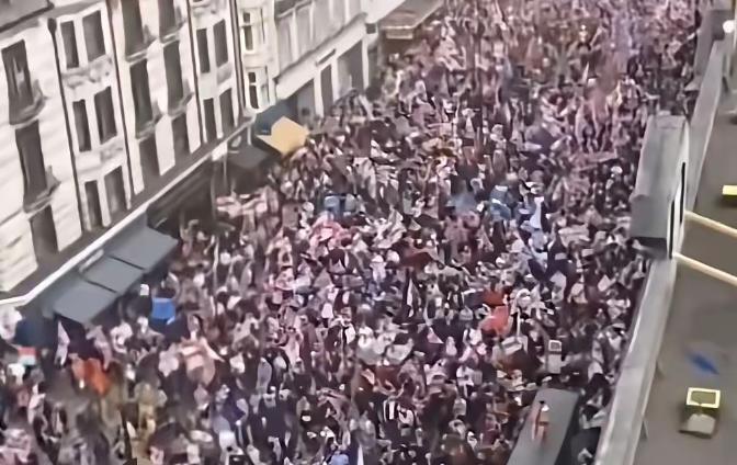 种族撕裂引爆英伦风暴！英国的街头最近彻底乱了套，一场席卷全国的游行示威正把
