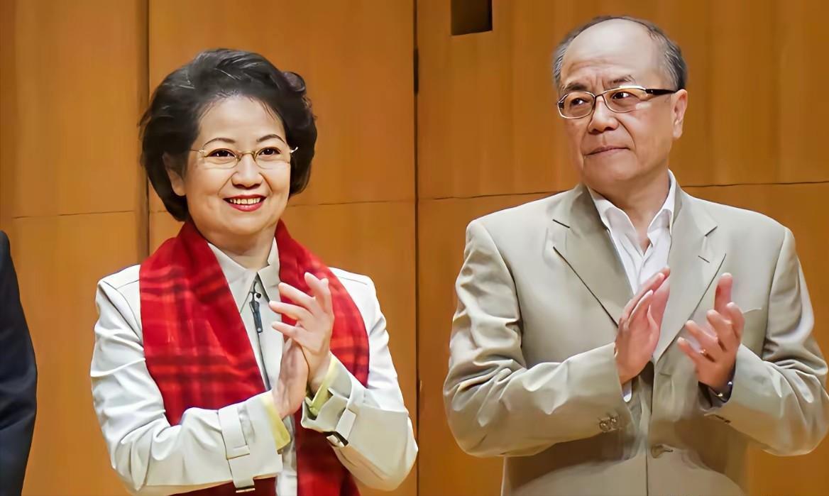 9月1日，李维康的追悼会上，亲人的告别令人泪目。李维康走得安详，可留给家人
