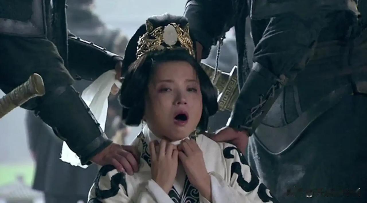 219年，夜深人静之时，伏皇后的门被人蹑手蹑脚的推开了，本以为是宫女进来了，没想