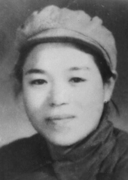 1945年日本战败以后，驻中国东北关东军陆军野战医院院长挥着军刀，用刀尖顶在护士