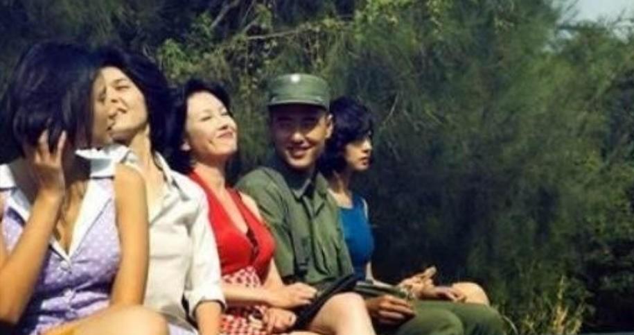 1949年，蒋介石携六十万军队渡海退守台湾。这支庞大的队伍中，绝大多数是二十岁上