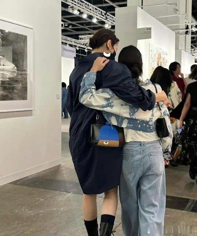 黎姿带‎15‎‎岁‌女儿⁠看展⁠‍﻿，俩人‏‏‏搂腰搭肩像‍‌‎闺蜜，‌女‌‍‌