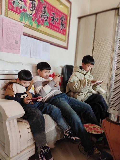 这段时间过年让我感触最深的就是长辈晚辈之间的礼节礼貌正在一步步消失！昨天去大