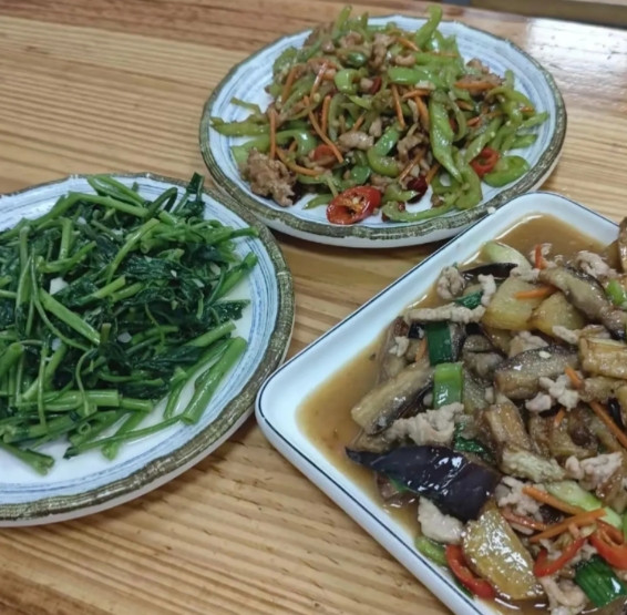 街边小馆三道菜近百元！空心菜18块茄子28块，网友：这哪是吃饭，分明是在抢钱吧？