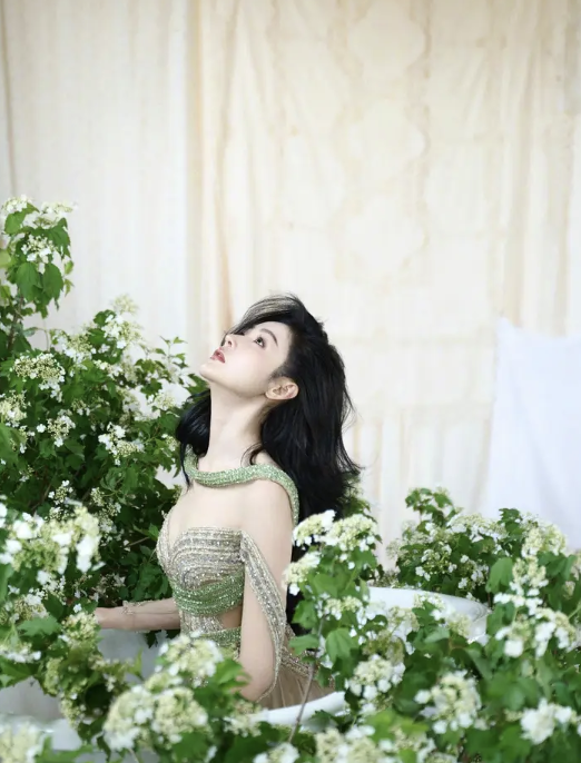 张天爱社交平台写真渐变纱裙尽显性感