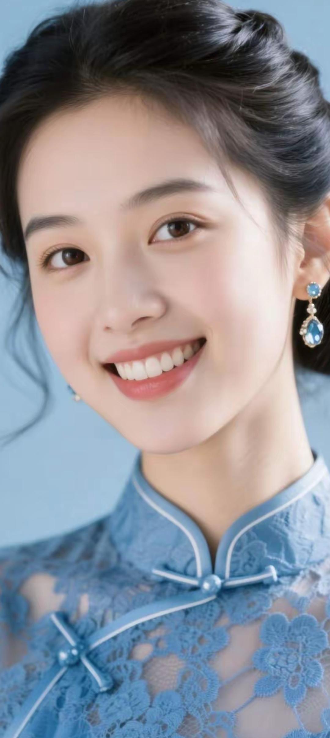 甜美笑容，蓝裙飘逸，优雅气质，惊艳瞬间！