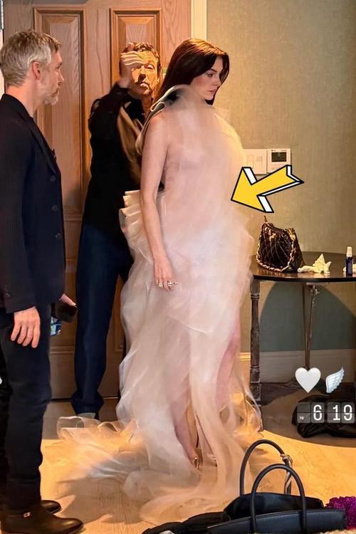 43岁的安妮·海瑟薇在社交平台晒出孕肚，正式官宣怀上三胎。她与丈夫婚姻美满，已经