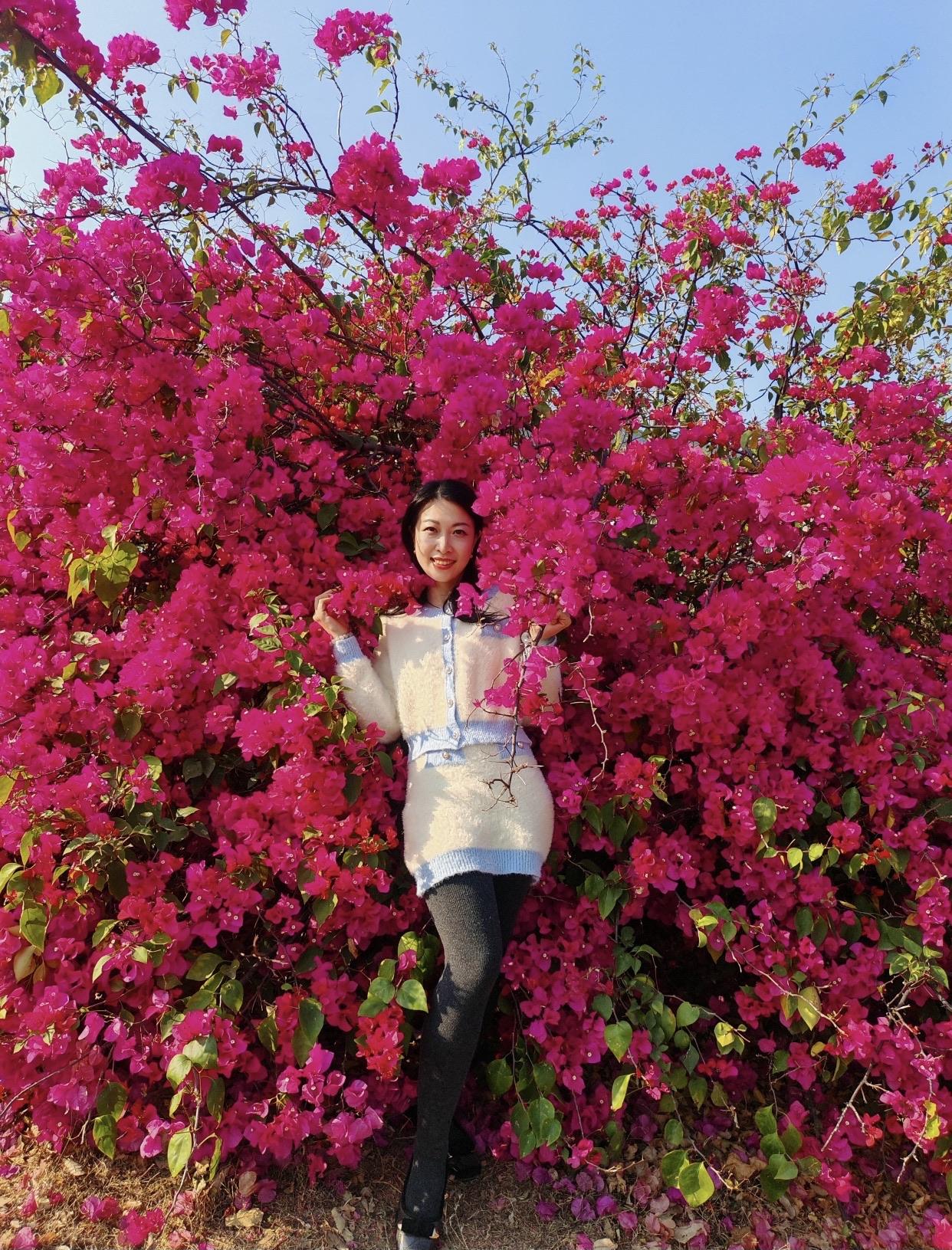 还有坐着时交叉双腿，优雅又带点神秘，让人忍不住多瞧两眼。站着穿鞋子，要是做得自然