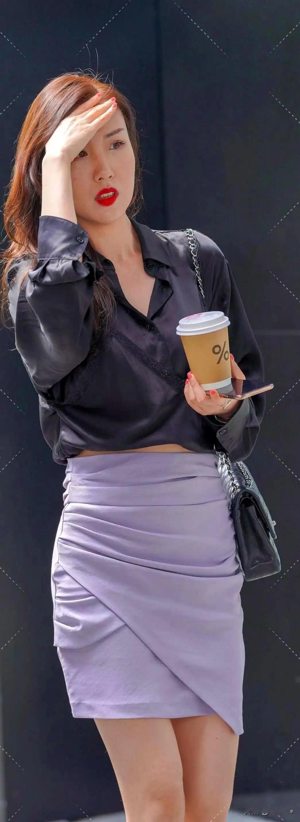 都市丽人穿搭指南：黑色衬衫+紫色短裙，优雅又时尚！