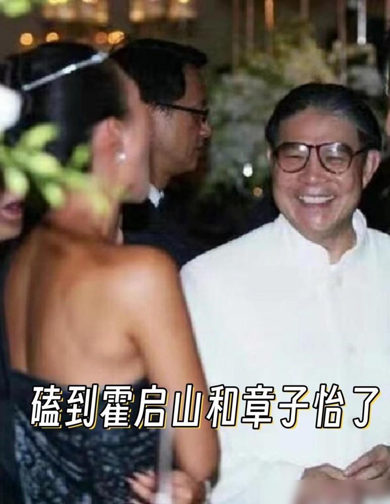 别光盯着章子怡离婚后的状态看，倒退回20年前，她和霍家二少霍启山在停车场那一吻，