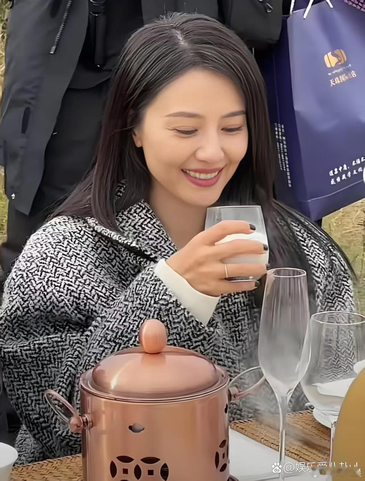 高圆圆年轻时便是美人胚子，底子真好，一眼可见