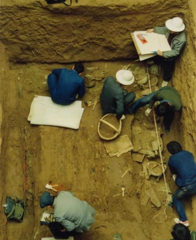 1989年，三门峡公安得知有人盗墓，于是连夜出动，把枪架在了盗洞口，谁知，藏身在