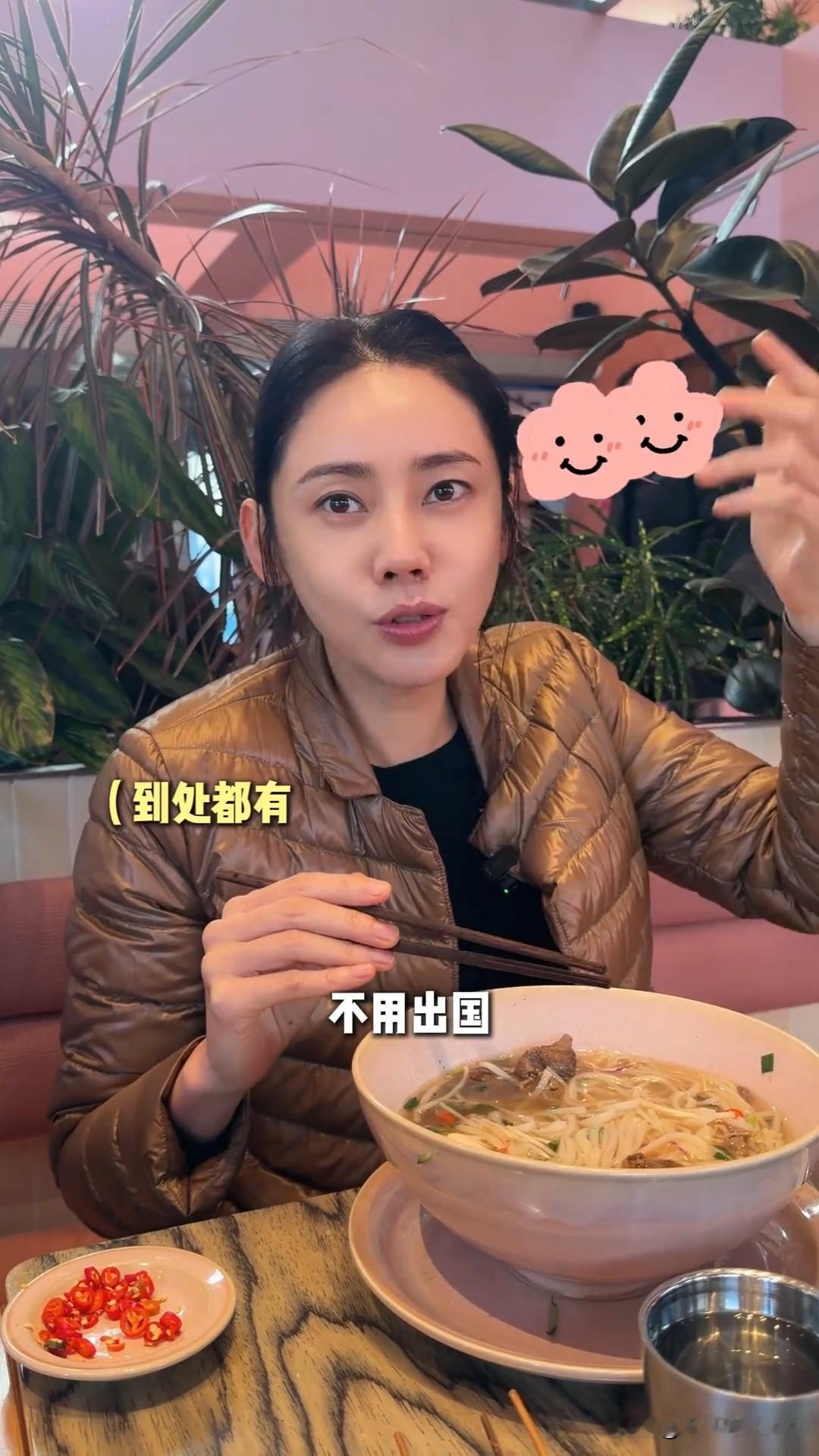 近日，秋瓷炫更新北京三里屯一日生活vlog，我们来看一看明星的一天都是怎么过的吧