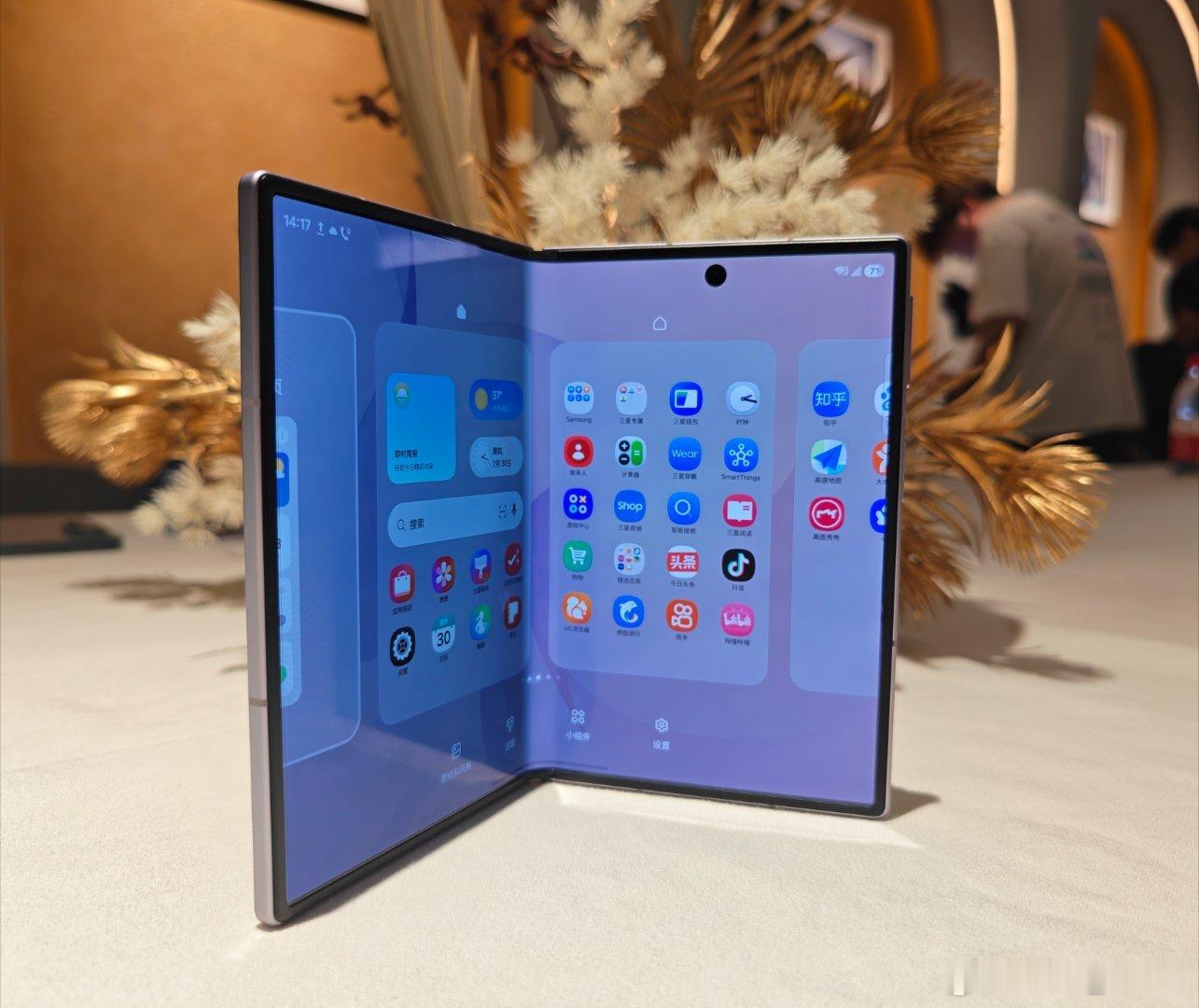 来体验ZFold8，主打淡紫色确实好看折叠的手感也够硬挺，展开的比例一开始感
