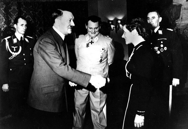 1941年汉娜·莱奇获颁二级铁十字勋章的特别时刻