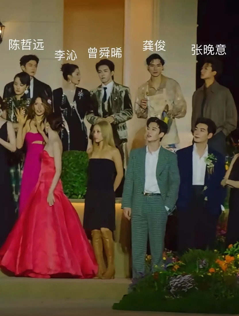 在VOGUE盛典，李沁大大方方的出现了。但她不急不躁，当其他的女明星争前恐后