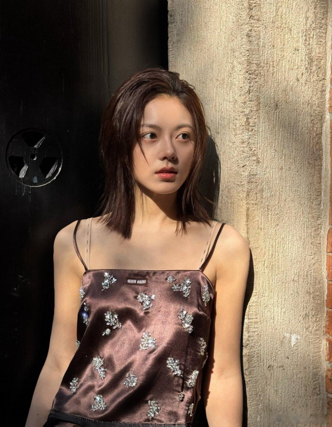 赵今麦好大气的五官00后小花里的“气场担当”！明明年纪轻轻，但赵今麦的五官组合