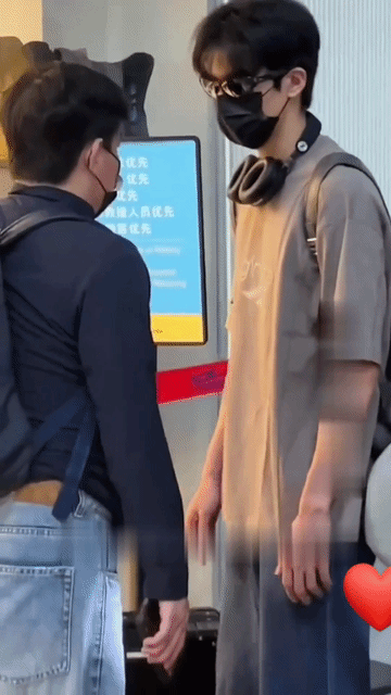 宋威龙看着有点惨，被经纪人管的死死的，虽然宋威龙比经纪人高了大半头，手机被没收了