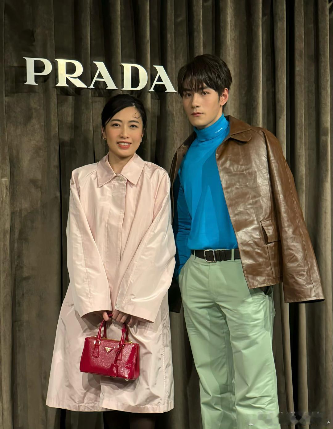 相比郑秀文的外套，甘比的品牌外套看起来有点掉价，版型偏大，面料很皱，颜色像褪色了