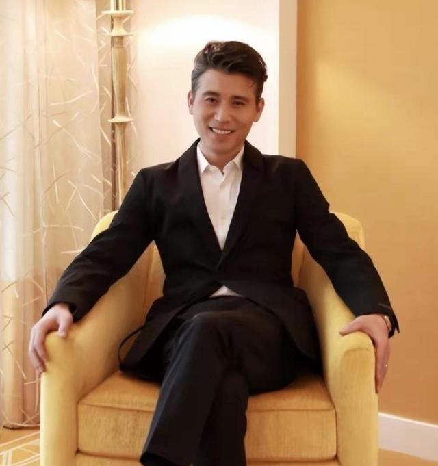 1993年，李乃文刚入中戏时穷得响叮当，每天只吃五毛钱的素炒饼，朱媛媛就把自己的