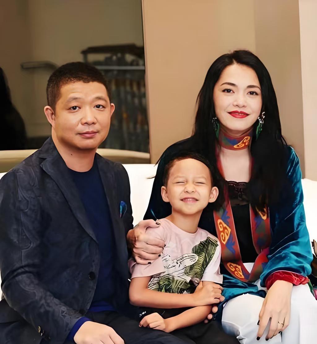 离婚后首同框的姚晨曹郁，给全天下和平分开的夫妻上了一课，那就是感情走到尽头不