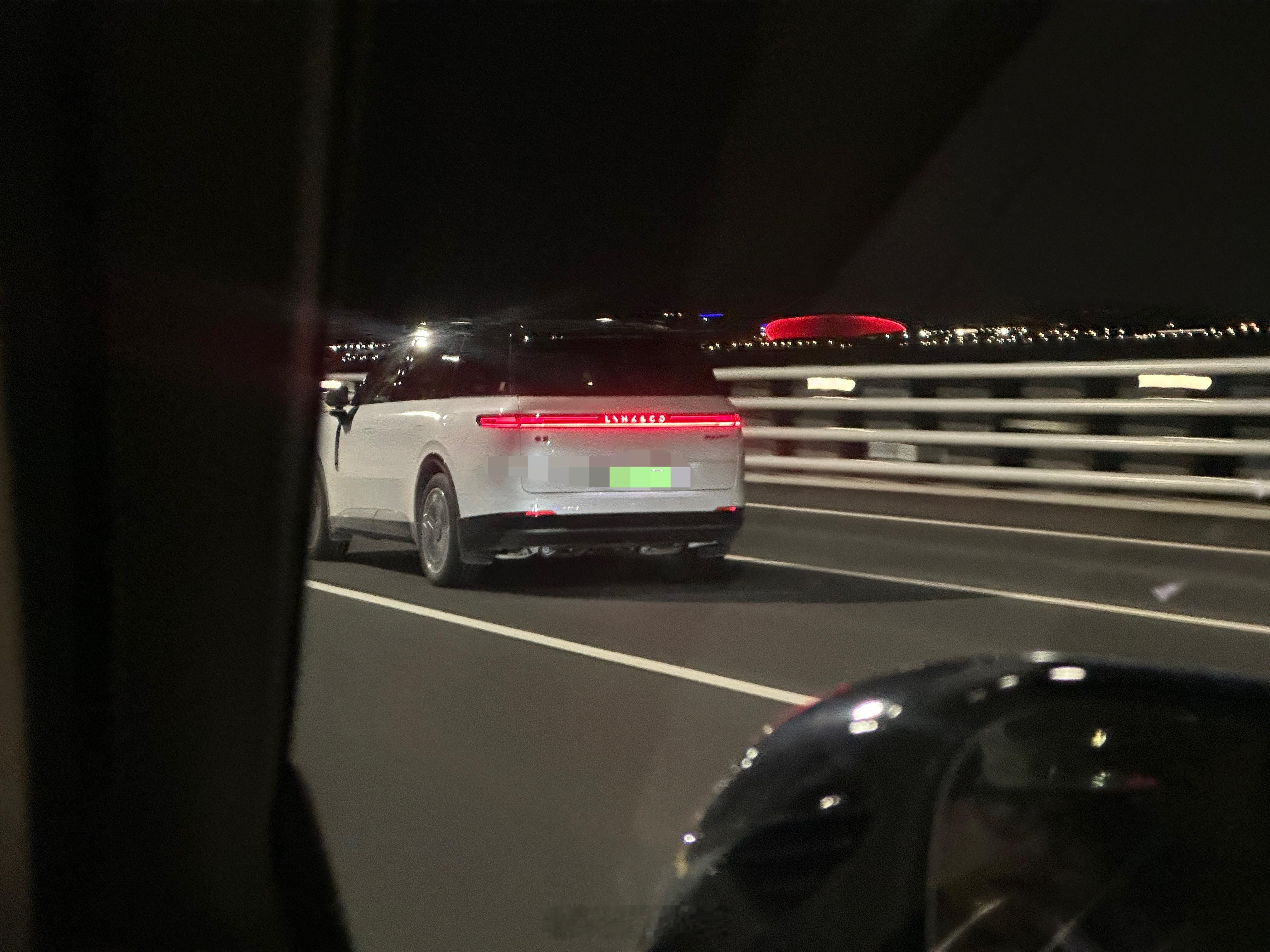 路遇领克900珍珠白，这个白色好柔和，追了一路是好看的。白内白外或者白外蓝内，应