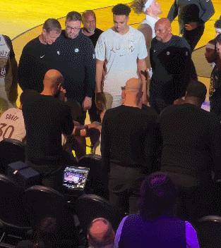 看见库里捂住眼睛的那一刻，我就知道，有些东西真的碎了。最新排名跌到西部第12，