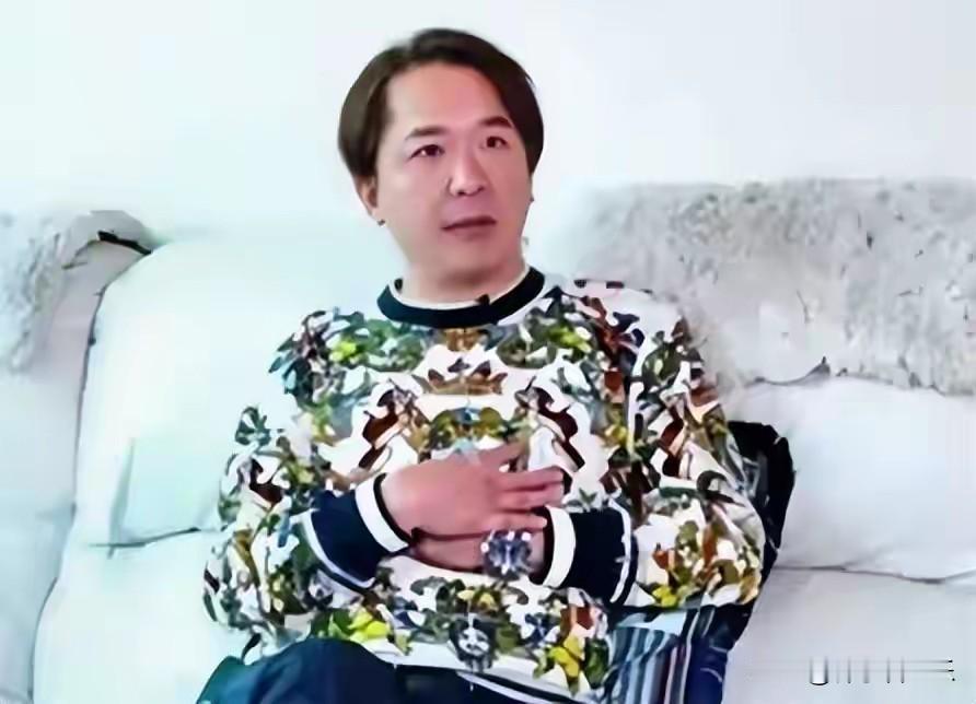 2025年11月24日，在好友黄泽锋女儿的百日宴上，前TVB男星邓兆尊再次成为媒