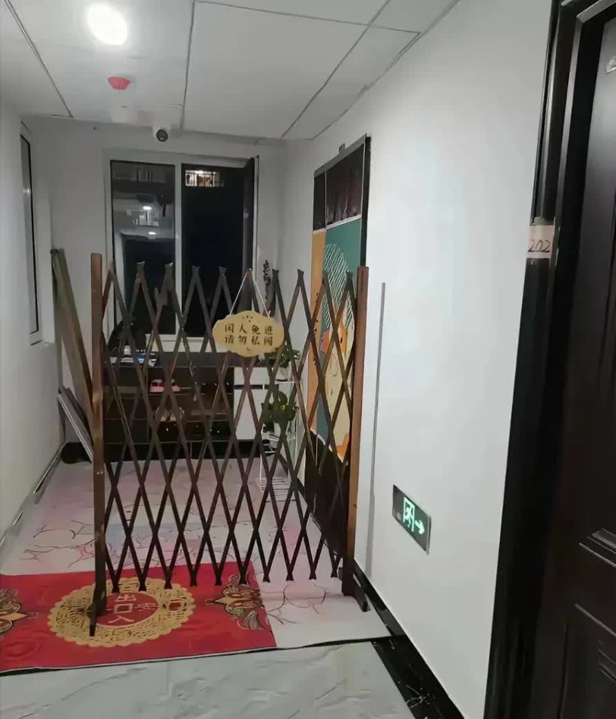 朋友的对门邻居突然在门口装了道电动铁门，还挂个“闲人免进请勿私闯”的牌子，他每
