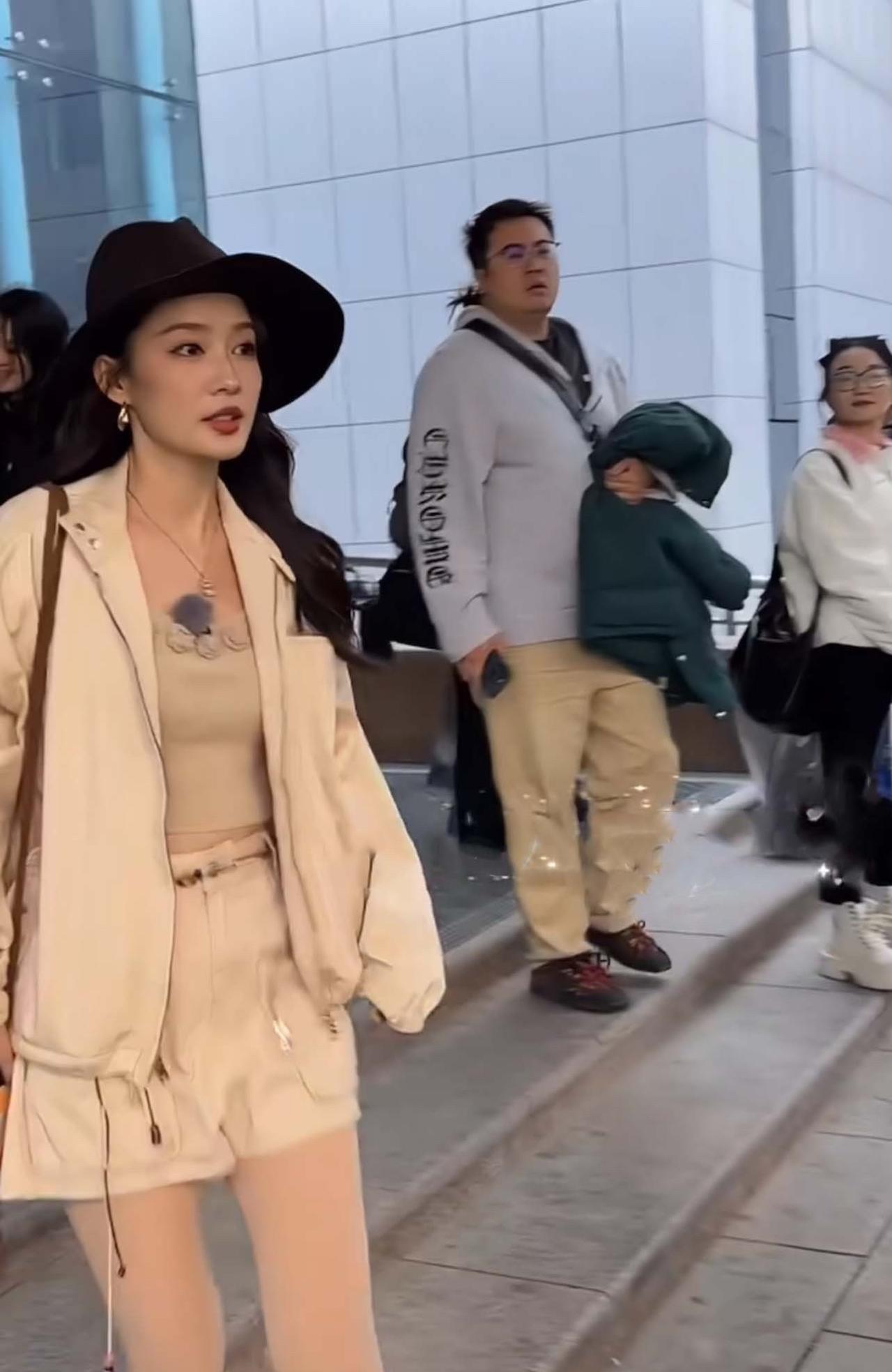 李沁团综上班了，肤白貌美真耐看李沁在新疆录综艺，穿着小外套和短裤，看起来有些冷
