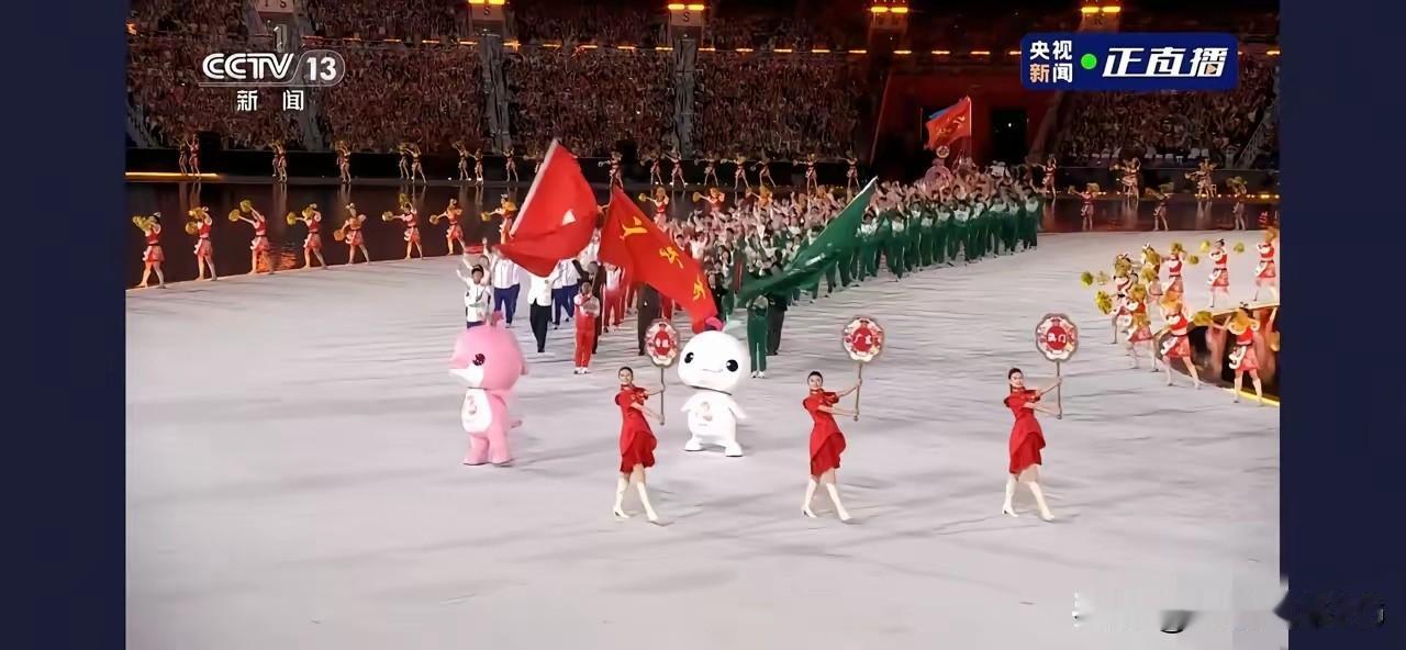 全运会暖心泪目一幕：广东、香港、澳门三个体育代表团联合入场。国旗同时在粤港澳升起