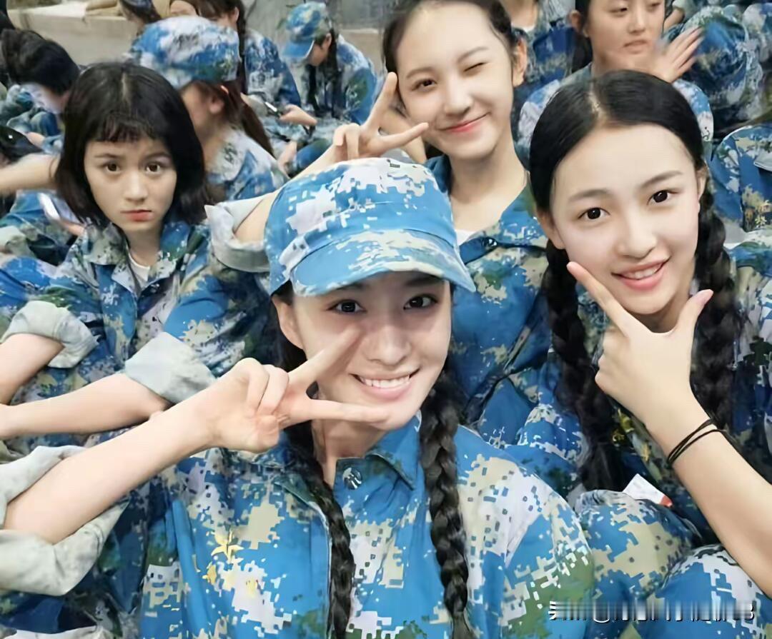 早些年王楚然刚进上海戏剧学院和同学的留影，那个时候她就那么漂亮，难怪被人称为小刘