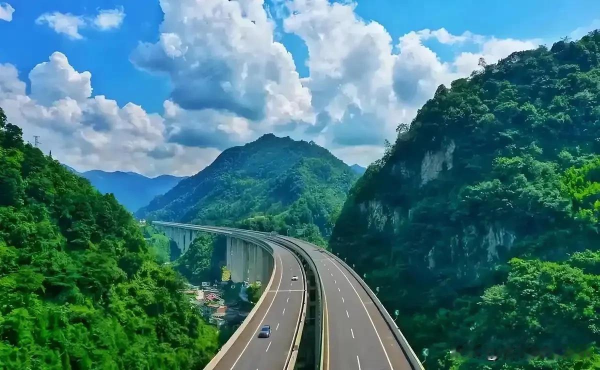 中国发展到了什么程度？说白了，中国现在的发展程度，就是把人类历史上最奢侈的“安