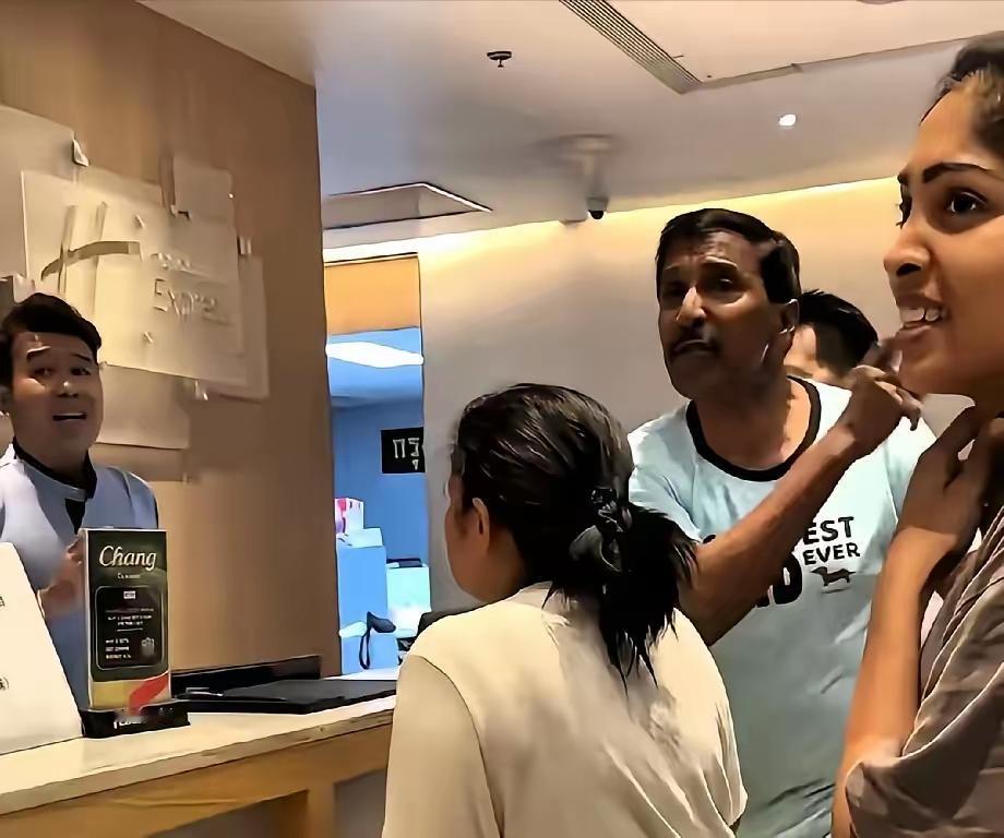 “因为我们是印度人。”就这么一句话。你消费完了不给钱，人家追着你讨，你拿国籍当理