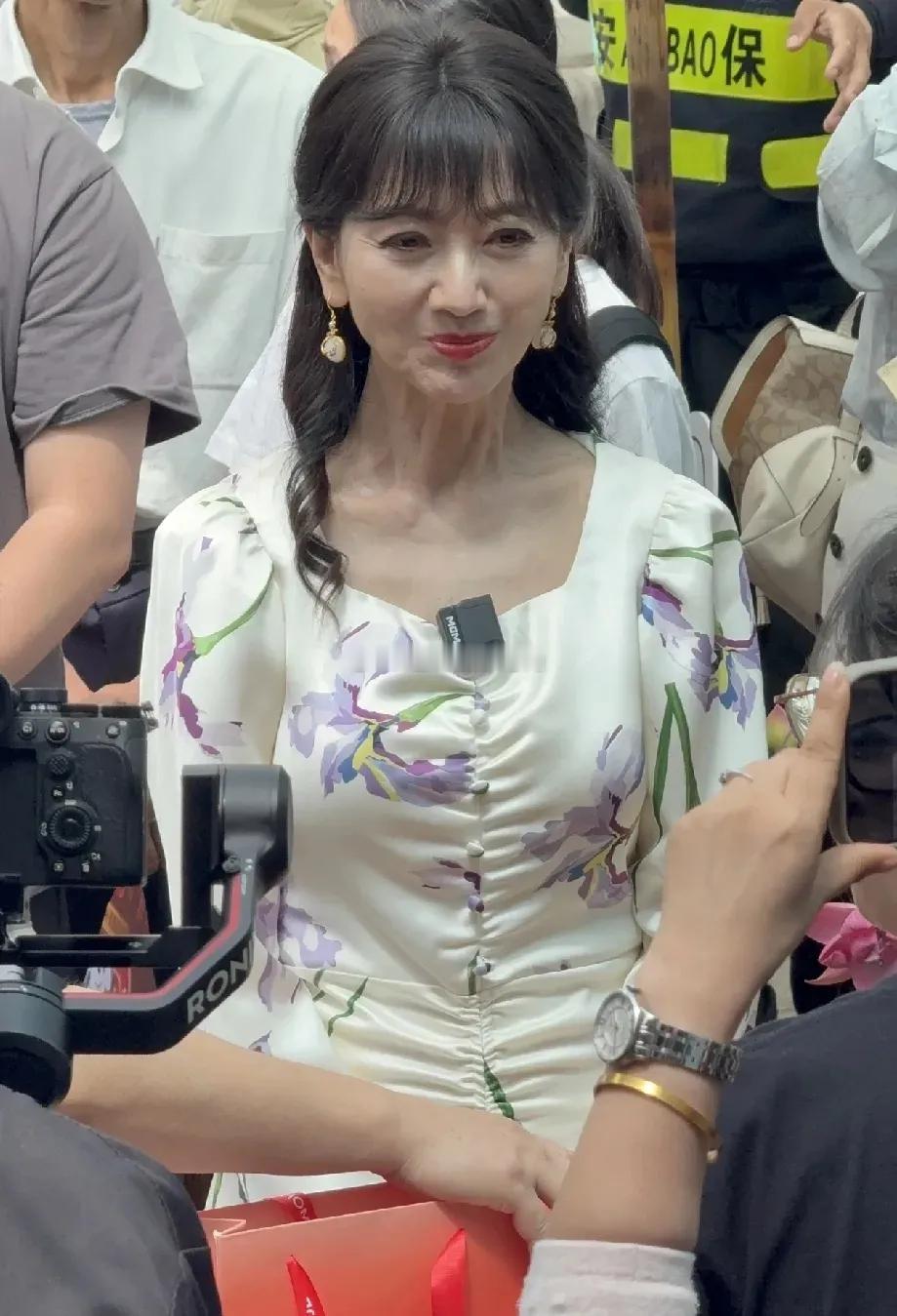 这才是真实的赵雅芝，吓我一跳！看来啊，人终究得服老，哪有什么不老女神，顶多是延缓